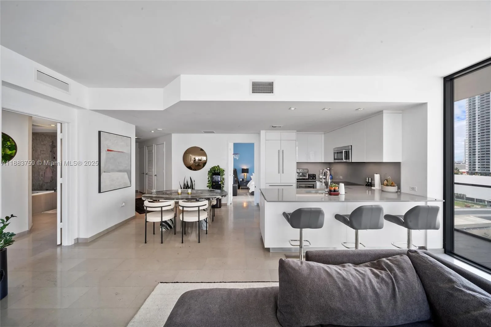 68 SE 6th St # 811, Miami, FL 33131 photo 2