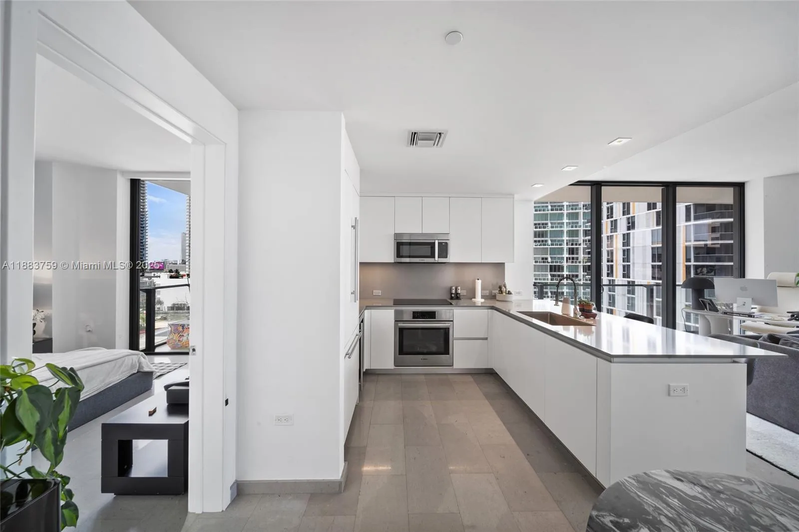 68 SE 6th St # 811, Miami, FL 33131 photo 9