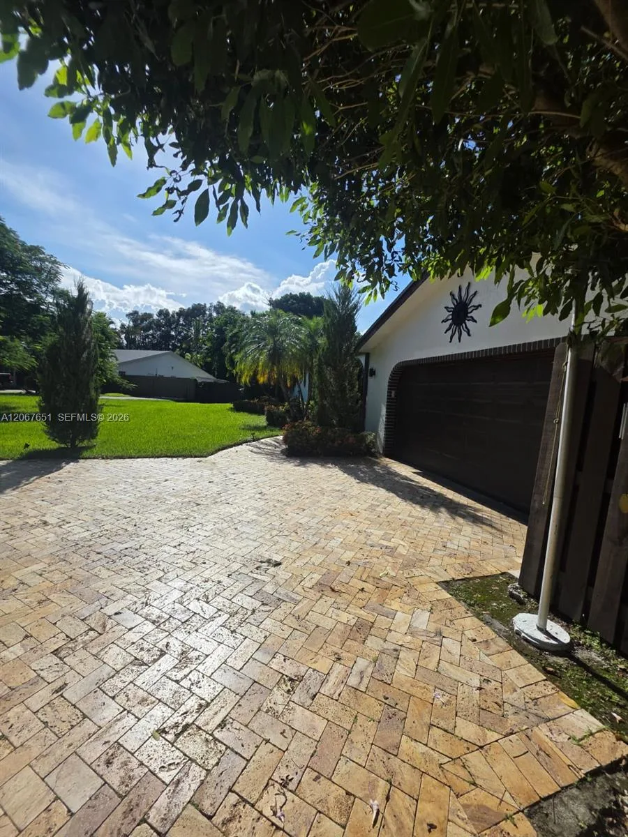 18611 SW 61st Ct, Southwest Ranches, FL 33332