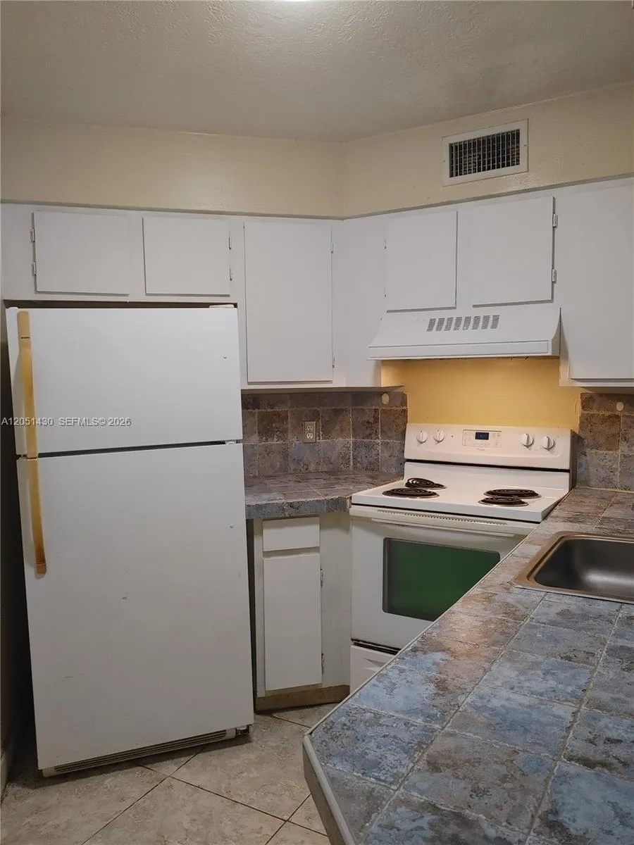 212 Lake Pointe Dr # 112, Oakland Park, FL 33309 photo 3