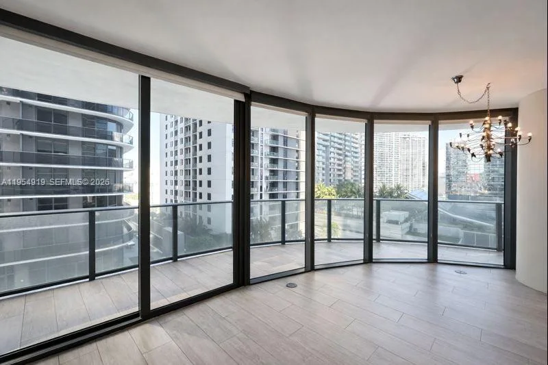 45 SW 9th St # 1208, Miami, FL 33130 photo 2