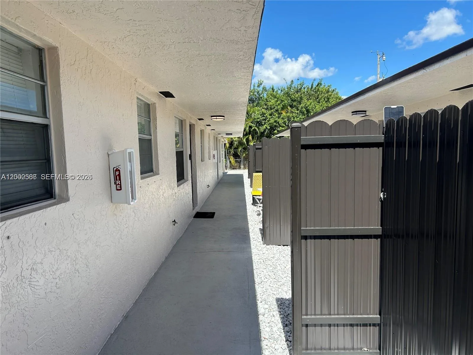 916 SW 10th St, Hallandale Beach, FL 33009 photo 2