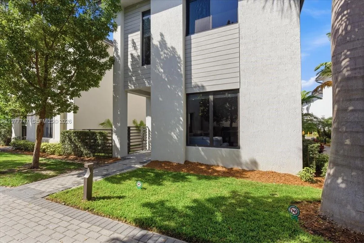 4395 NW 80th Ct, Doral, FL 33166