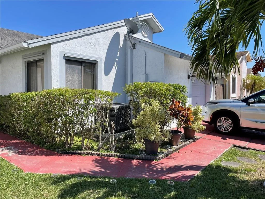 1231 SW 112th Avenue, Pembroke Pines, FL 33025