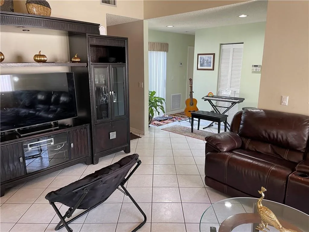 1231 SW 112th Avenue, Pembroke Pines, FL 33025 photo 9
