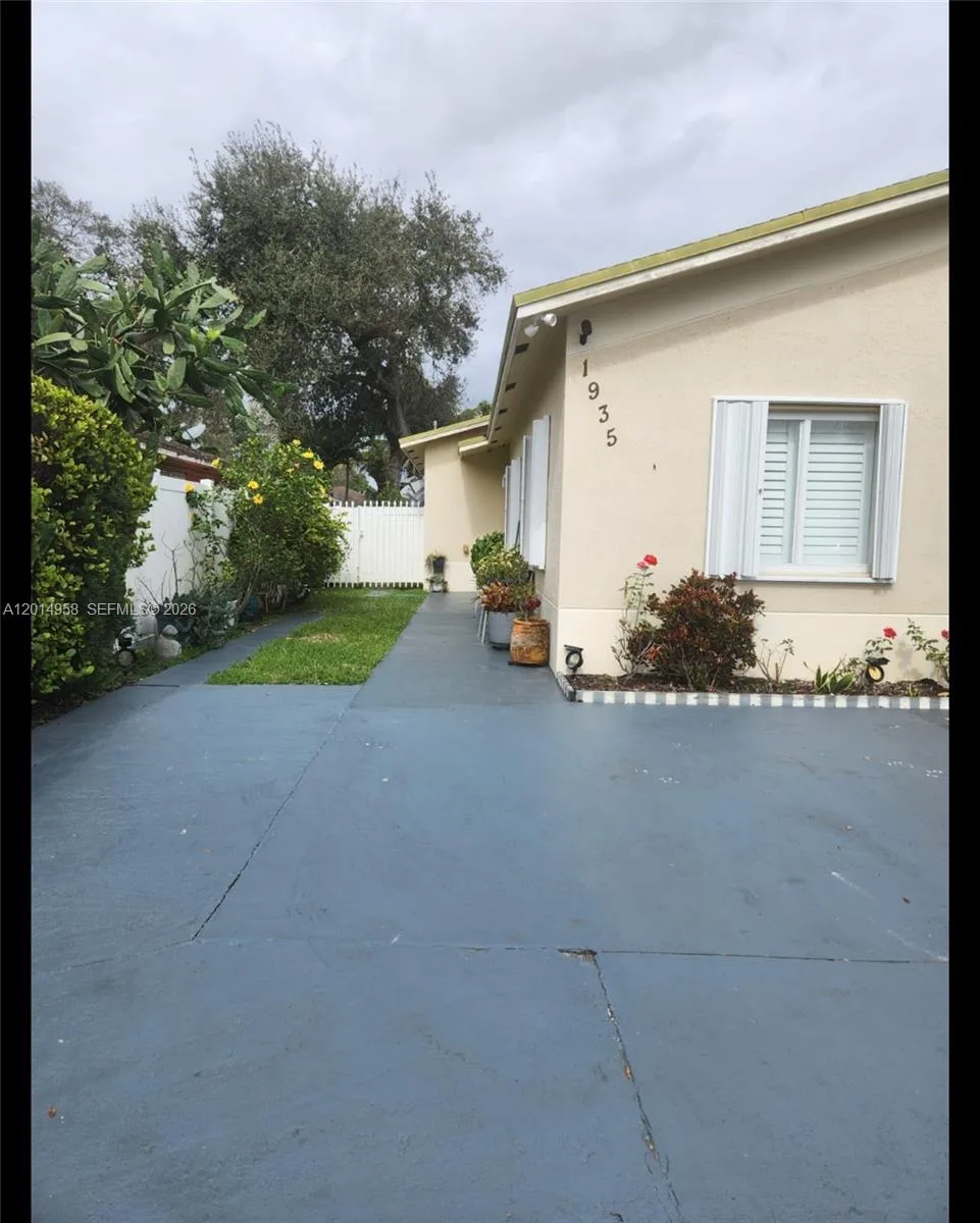 1935 NW 96th St, Miami, FL 33147