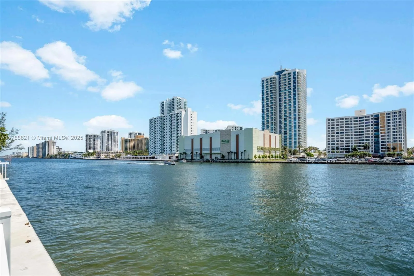 600 Parkview Dr # 422(+DEN), Hallandale Beach, FL 33009