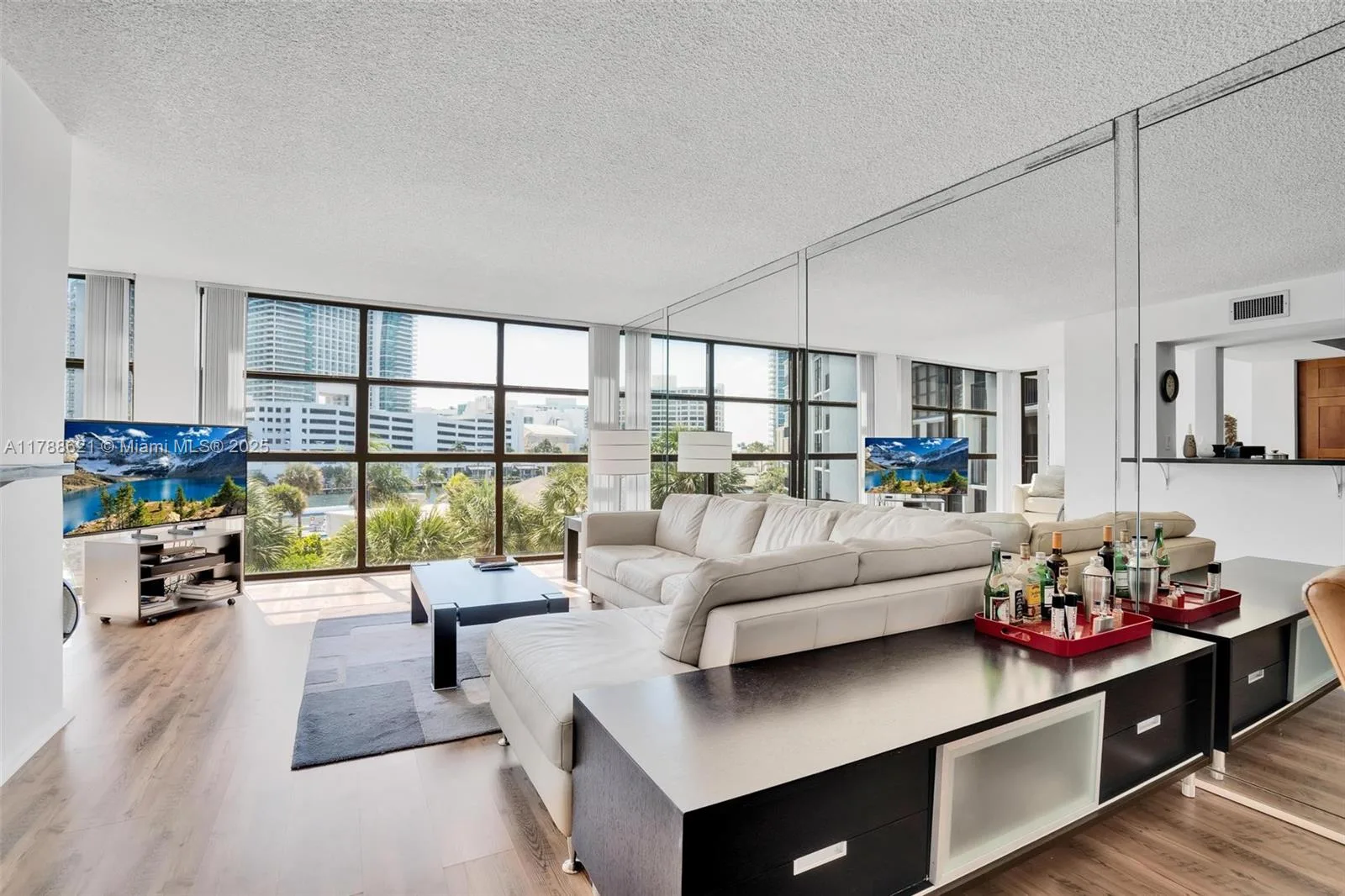 600 Parkview Dr # 422(+DEN), Hallandale Beach, FL 33009 photo 2