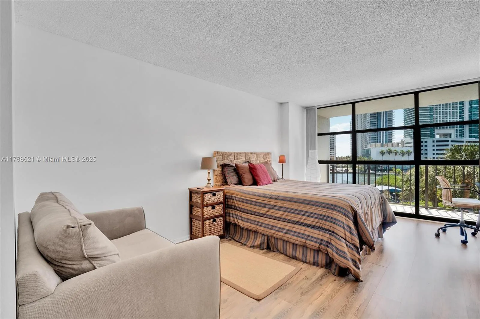 600 Parkview Dr # 422(+DEN), Hallandale Beach, FL 33009 photo 4