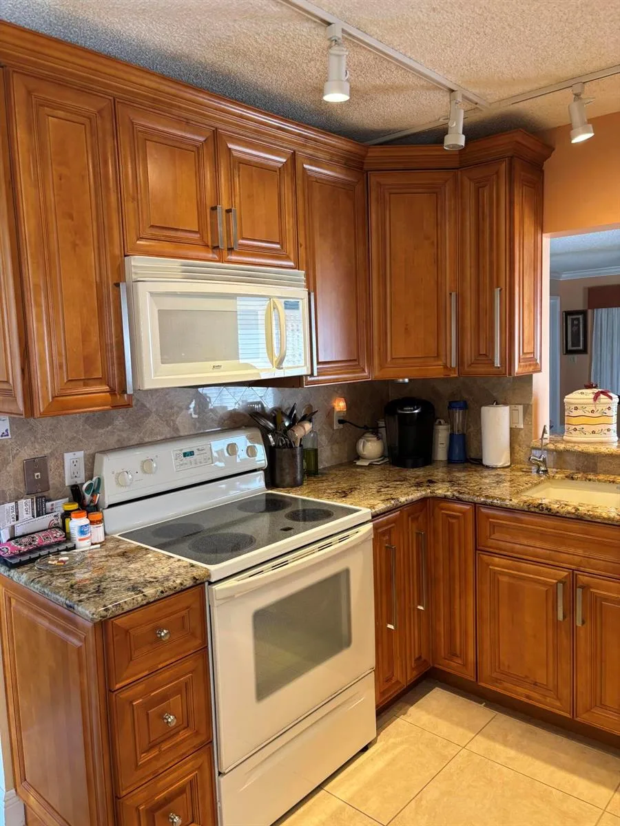 60 Pelican Pointe Drive # 1020, Delray Beach, FL 33483
