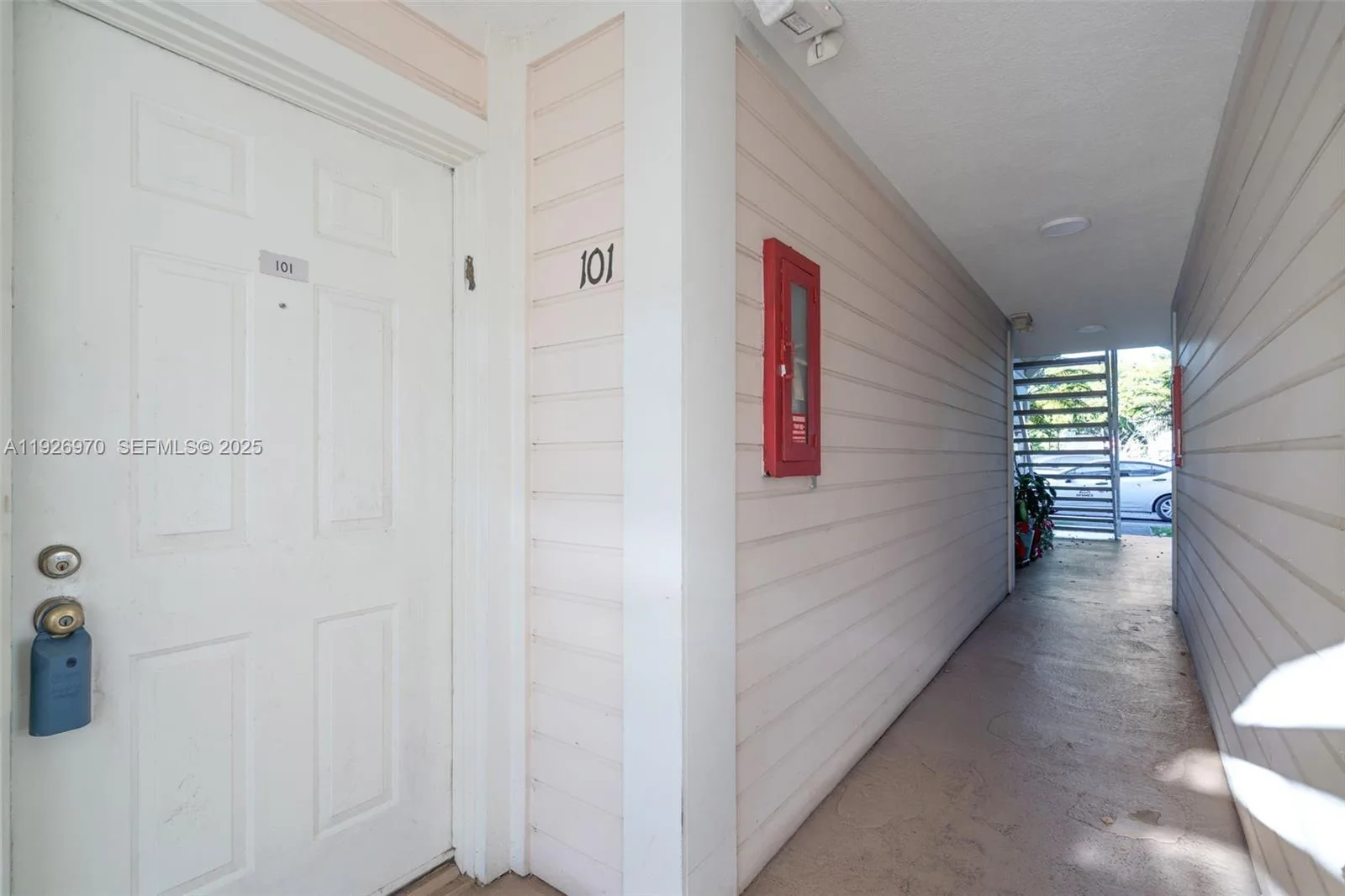 907 NE 199th St # 101, Miami, FL 33179 photo 5