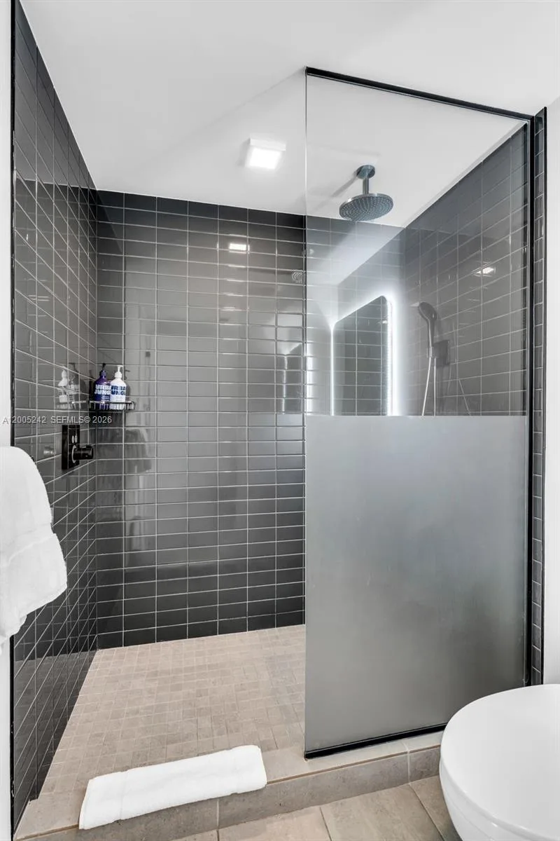 227 NE 2nd St # 2503, Miami, FL 33132 photo 10