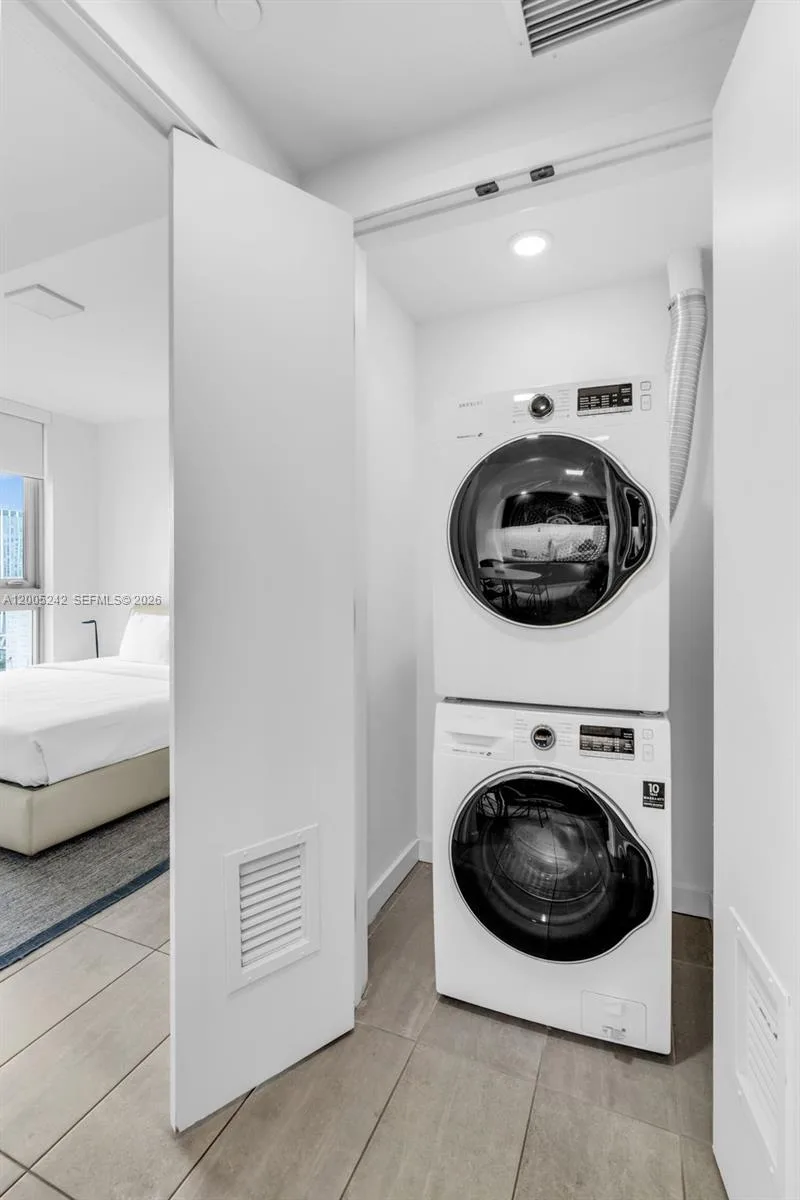 227 NE 2nd St # 2503, Miami, FL 33132 photo 11