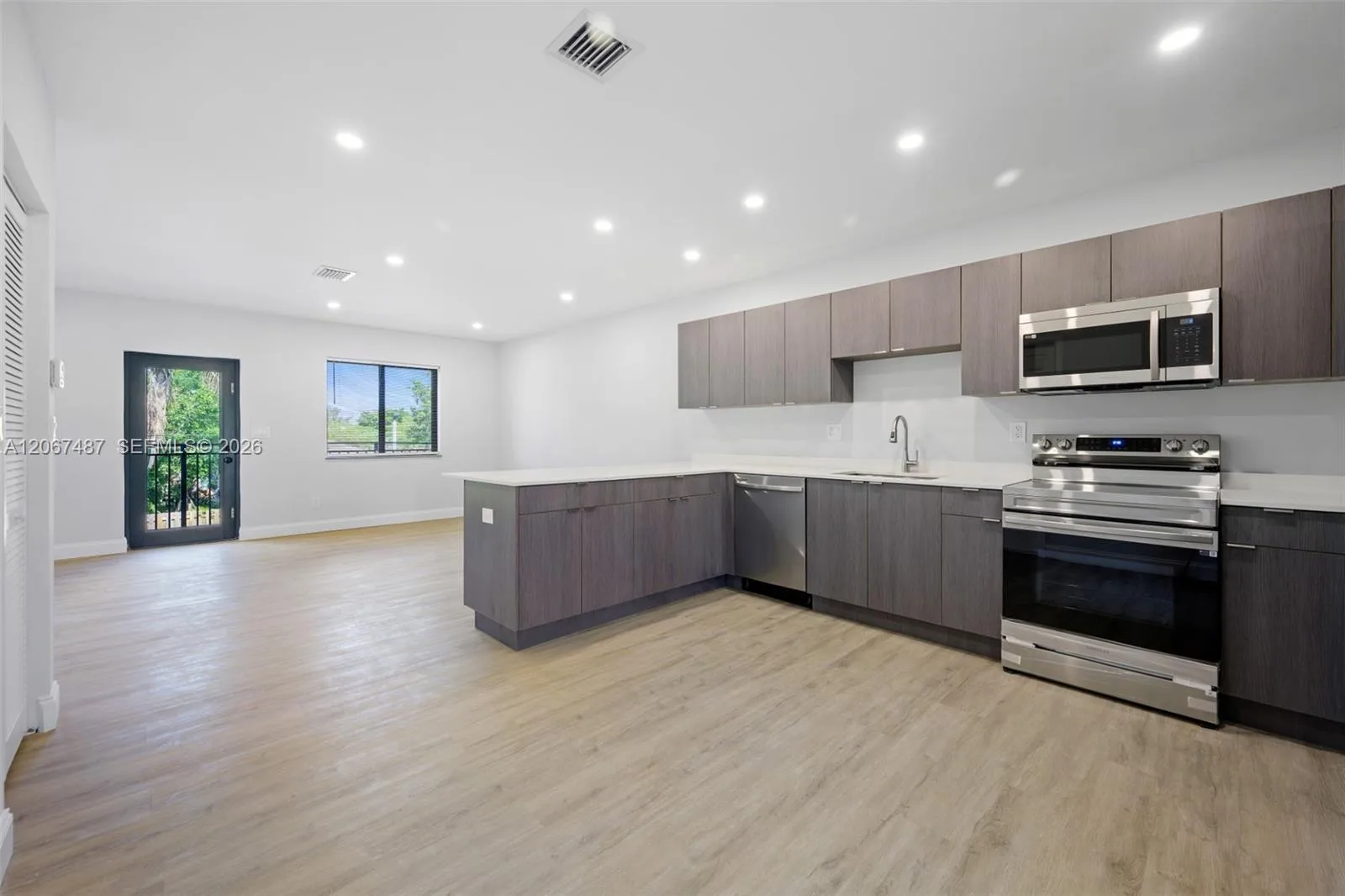 349 NW 40th St # 203, Oakland Park, FL 33309 photo 4