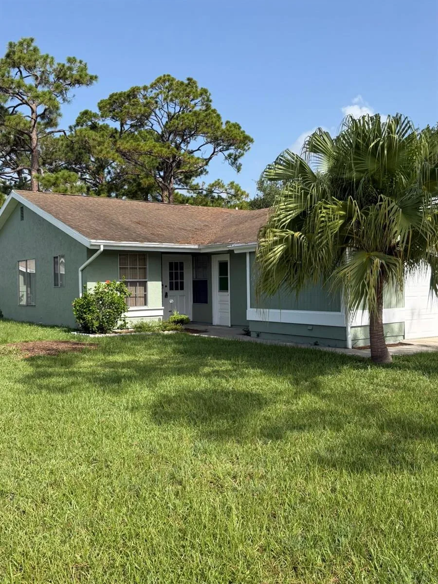 1720 SE Linpark Court, Port St. Lucie, FL 34952