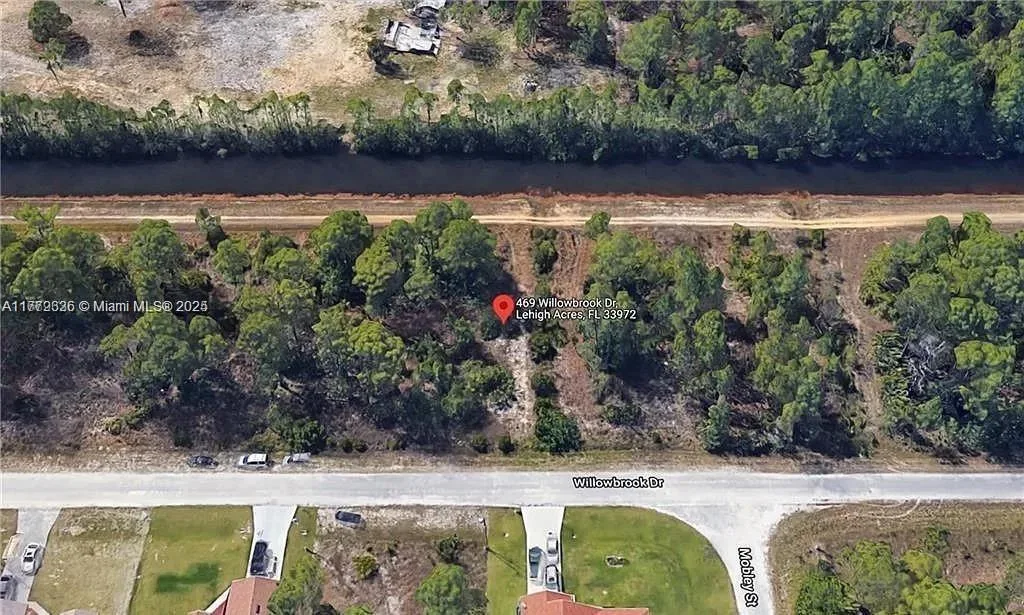 469 Willowbrook Dr, Lehigh Acres FL 33972 photo 2