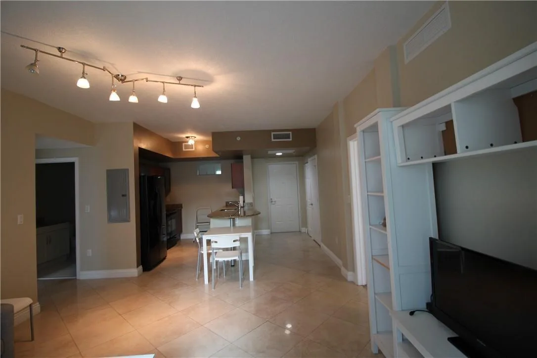 7275 SW 90th Way # 211, Miami, FL 33156