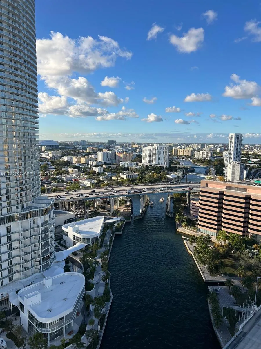 185 SW 7th St # 2601, Miami, FL 33130 photo 2