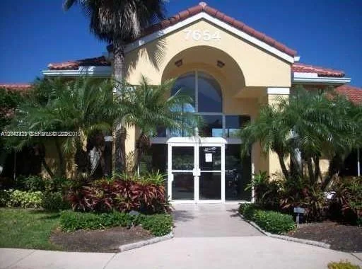 7630 Westwood Dr # 305, Tamarac, FL 33321 photo 2