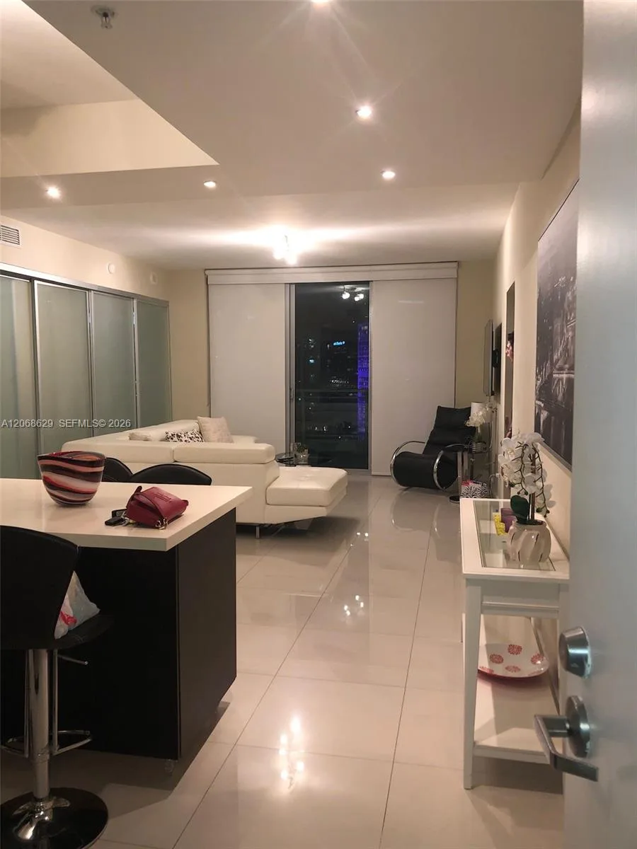90 SW 3rd St # 3802, Miami, FL 33130 photo 3