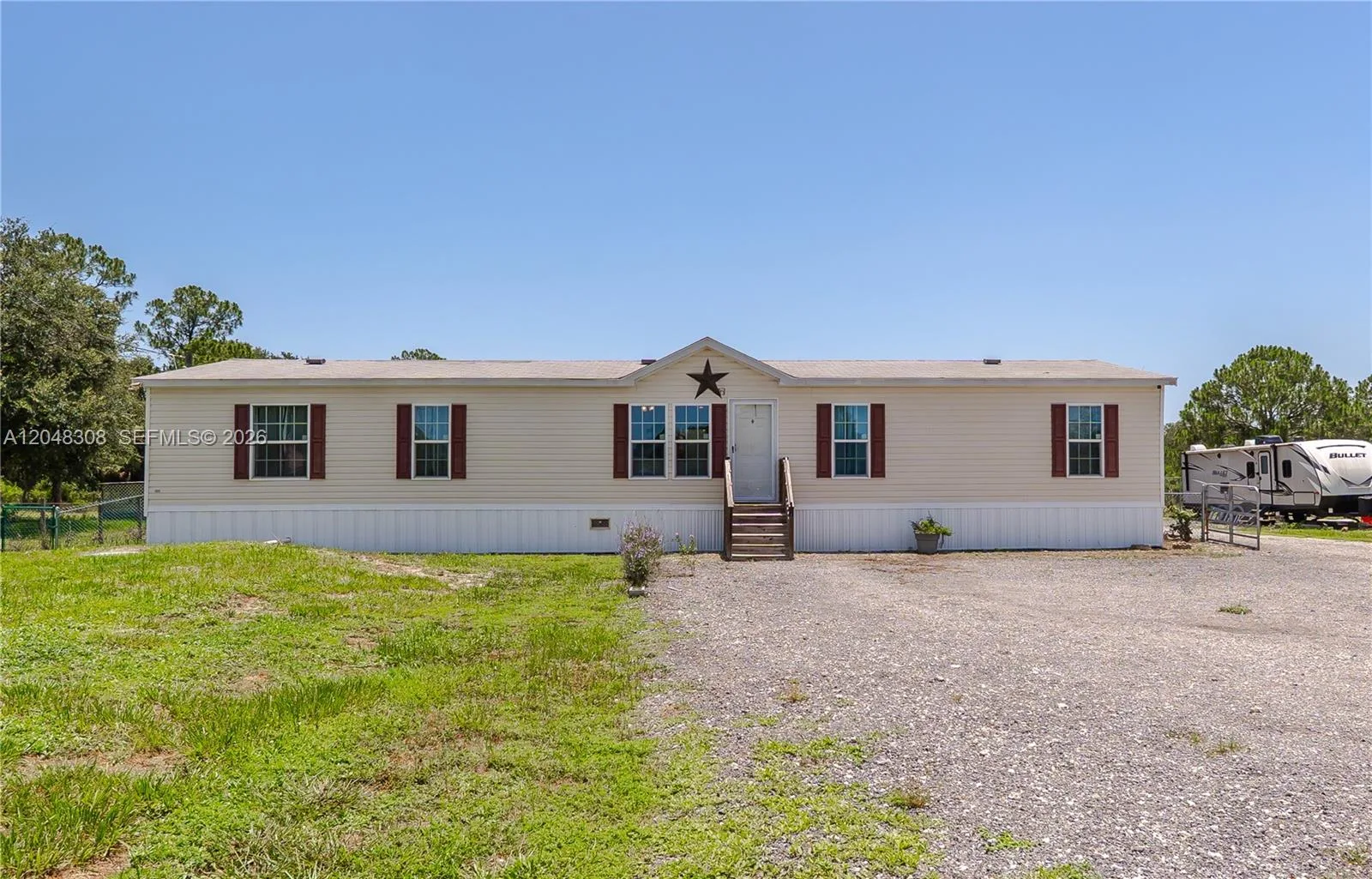 585 S Lindero ST, Clewiston, FL 33440 photo 2