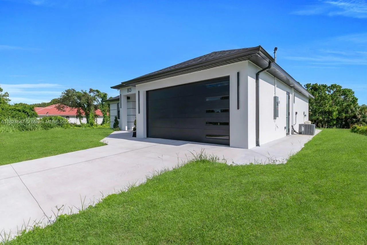 813 Porter ST E, Lehigh Acres, FL 33974 photo 3