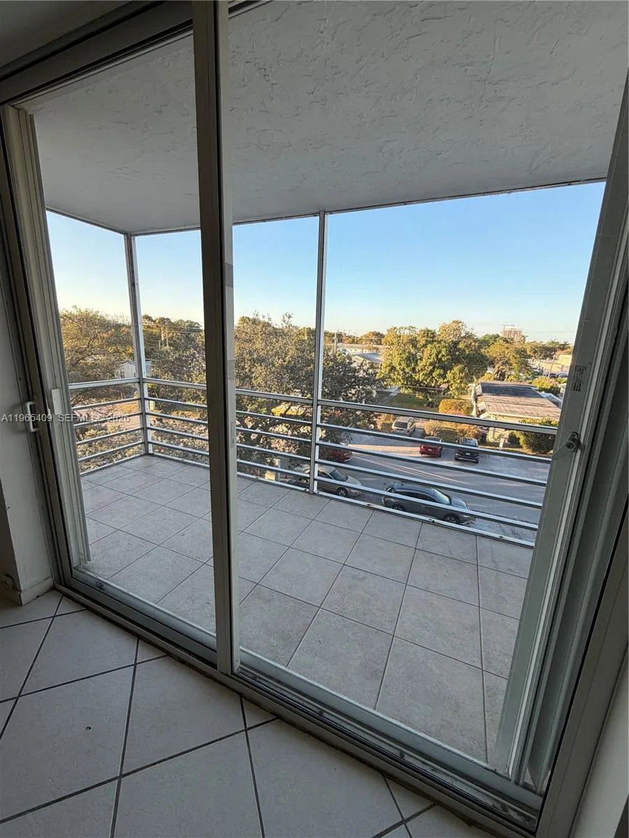 1830 Dixieanna St # 406, Hollywood, FL 33020 photo 2