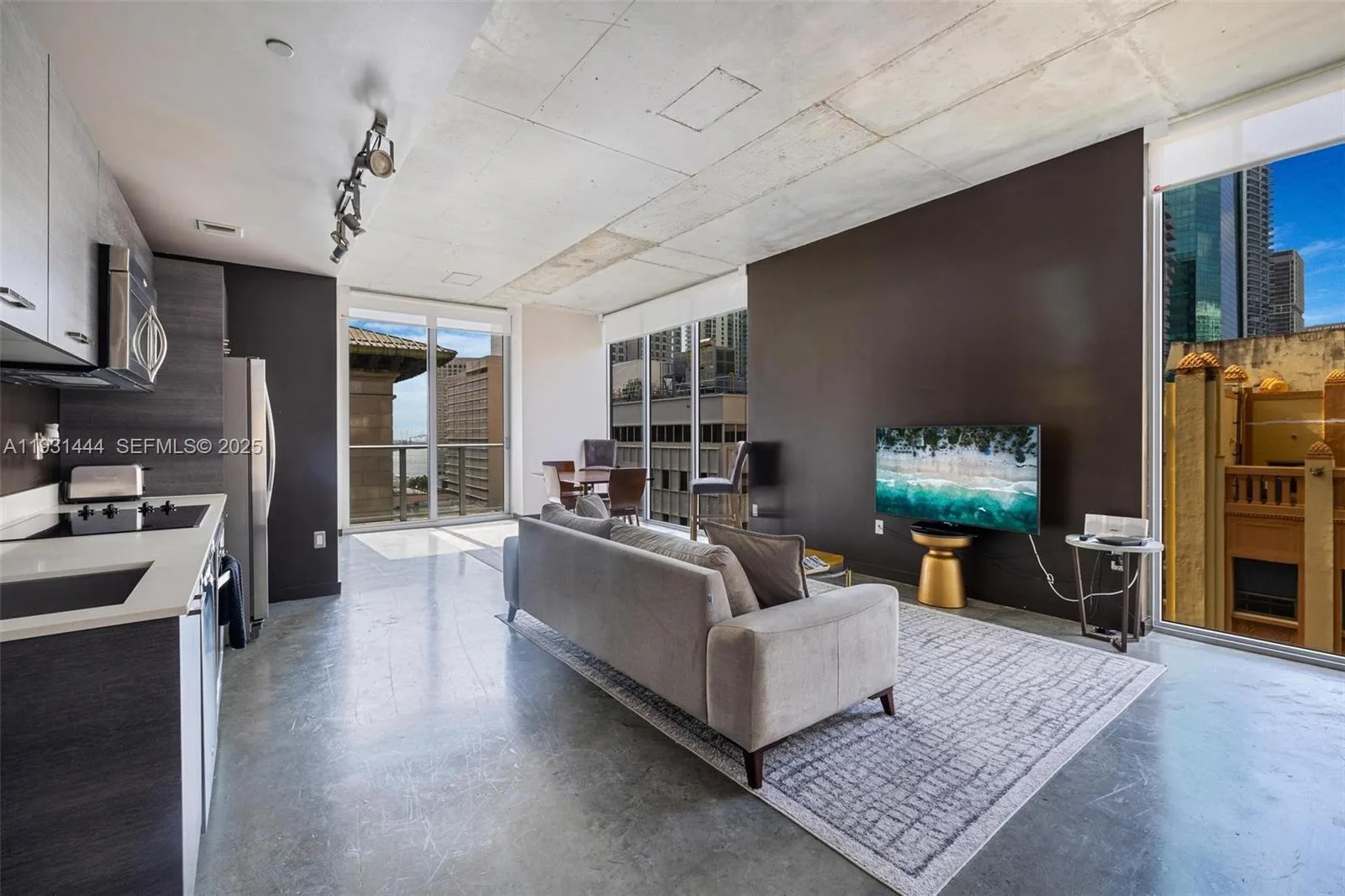 151 SE 1st St # 401, Miami, FL 33131 photo 2