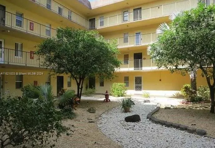 2831 Somerset Dr # 206, Lauderdale Lakes, FL 33311