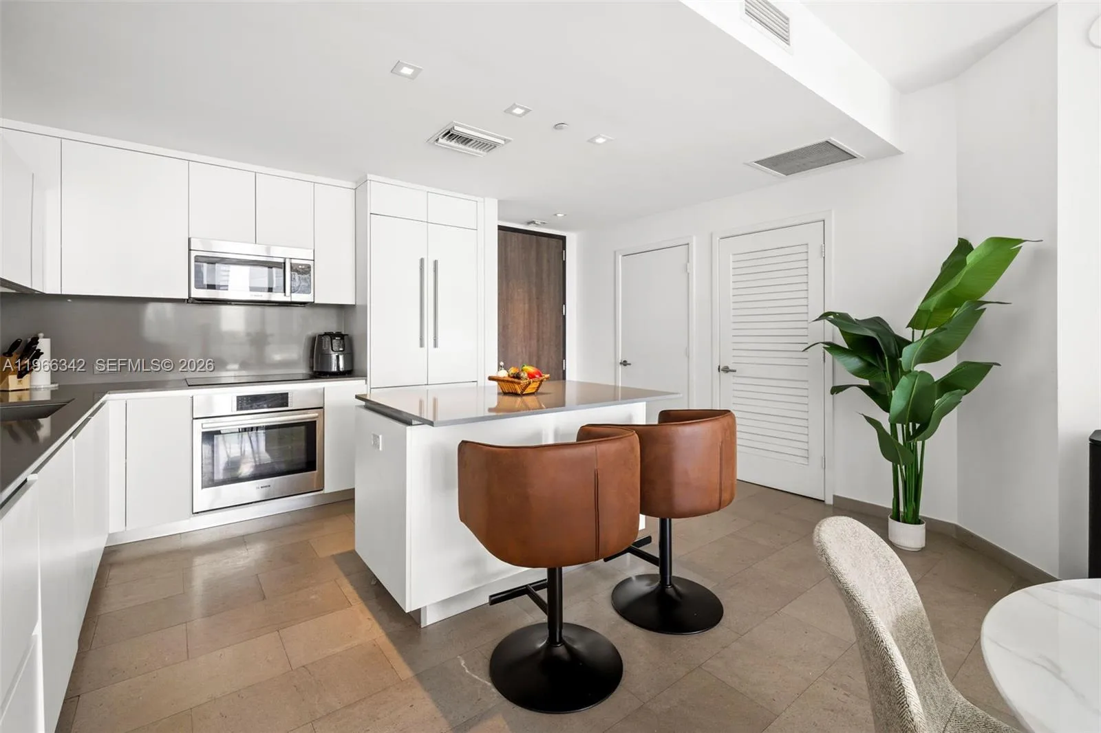 88 SW 7th St # 2105, Miami, FL 33130 photo 4