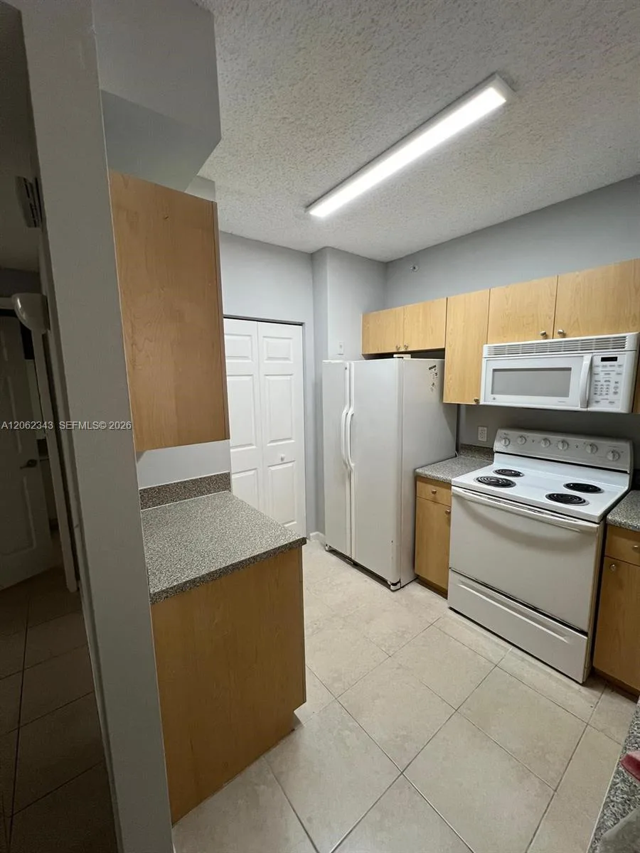 8020 N Nob Hill Rd # 102, Tamarac, FL 33321