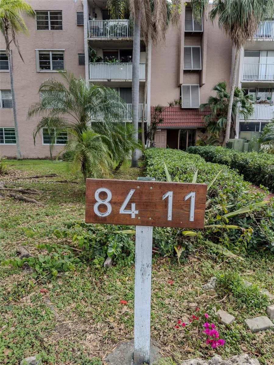 8411 NW 8th St # 301, Miami, FL 33126 photo 2