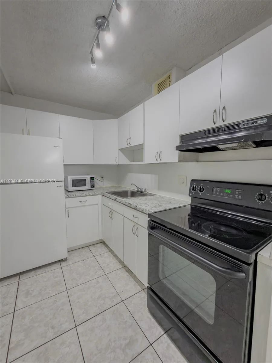 8411 NW 8th St # 301, Miami, FL 33126 photo 4
