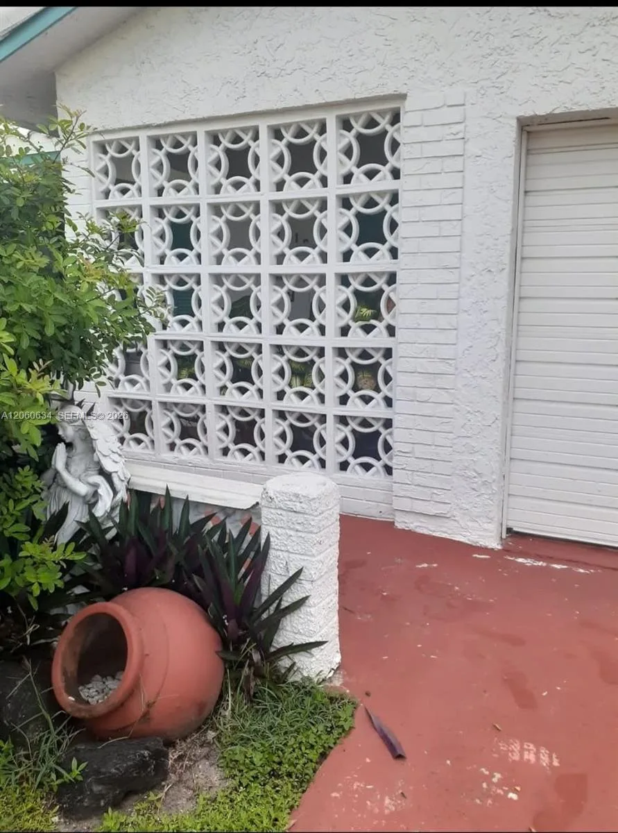 7516 NW 67th Ave, Tamarac, FL 33321 photo 2