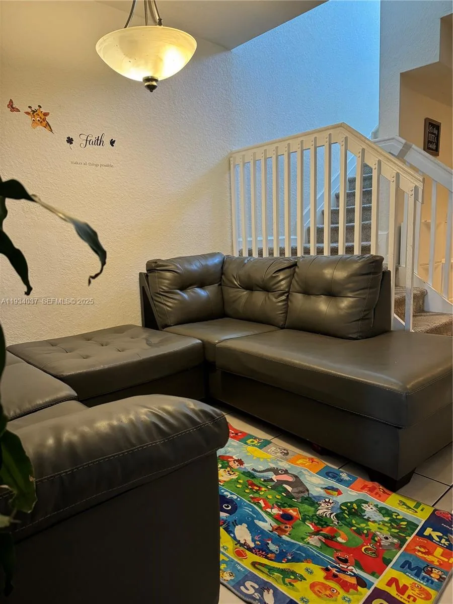 1043 SE 23rd Ave, Homestead, FL 33035 photo 2