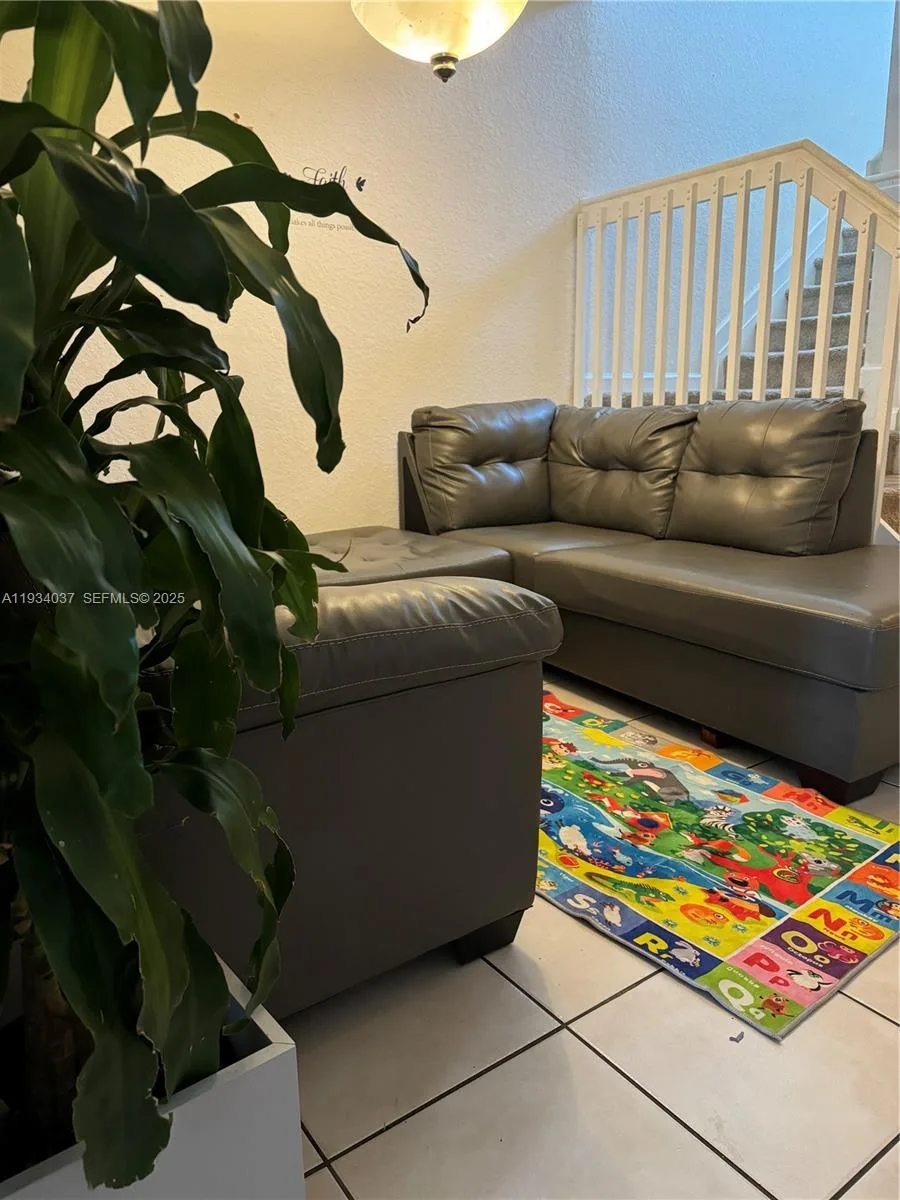 1043 SE 23rd Ave, Homestead, FL 33035 photo 3