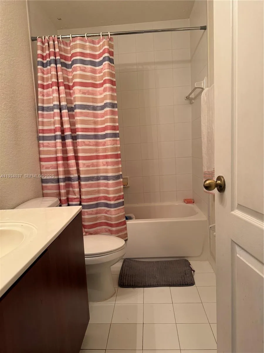 1043 SE 23rd Ave, Homestead, FL 33035 photo 4