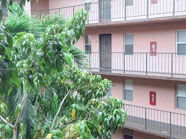 2841 Somerset Dr # 305, Lauderdale Lakes, FL 33311