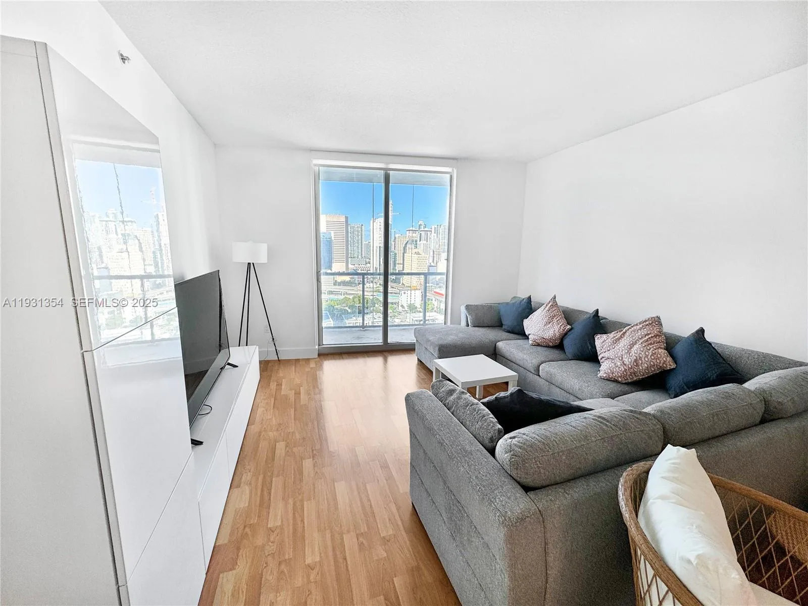 185 SW 7th St # 2701, Miami, FL 33130 photo 6