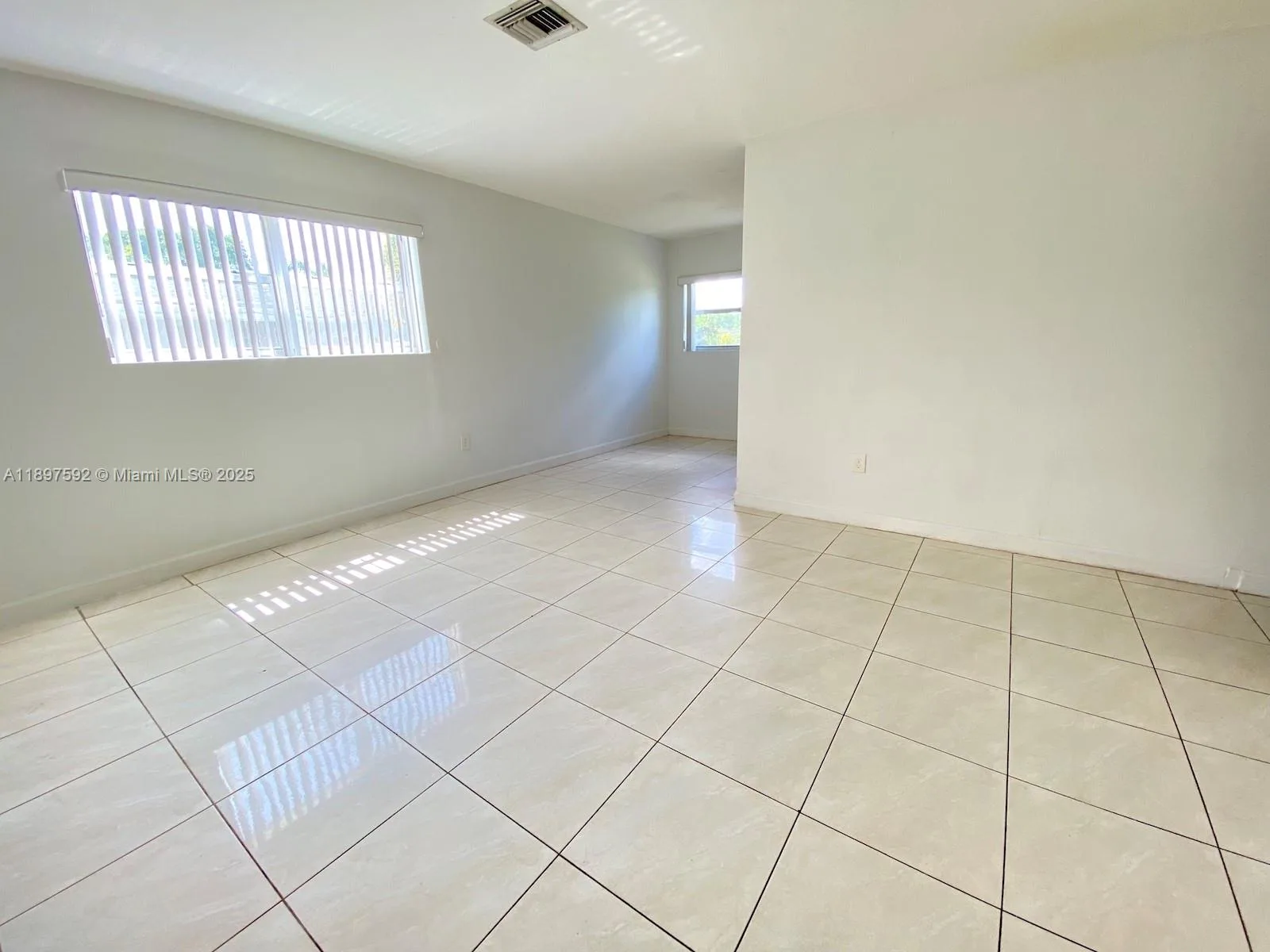 1121 NE 214th St, Miami, FL 33179 photo 4