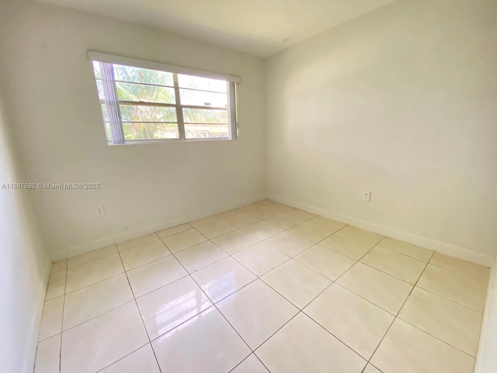 1121 NE 214th St, Miami, FL 33179 photo 9