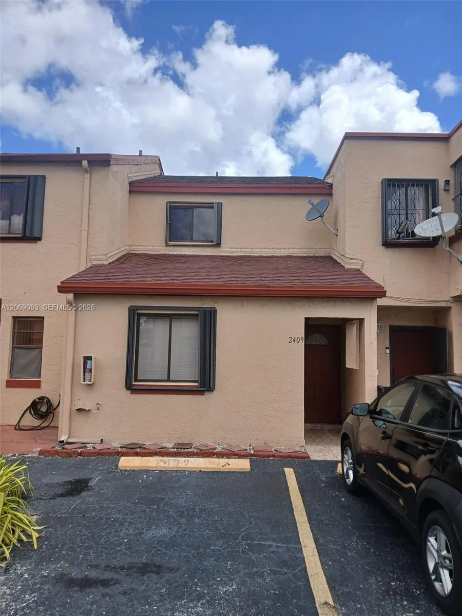 2409 W 52nd Pl # 5-2, Hialeah, FL 33016