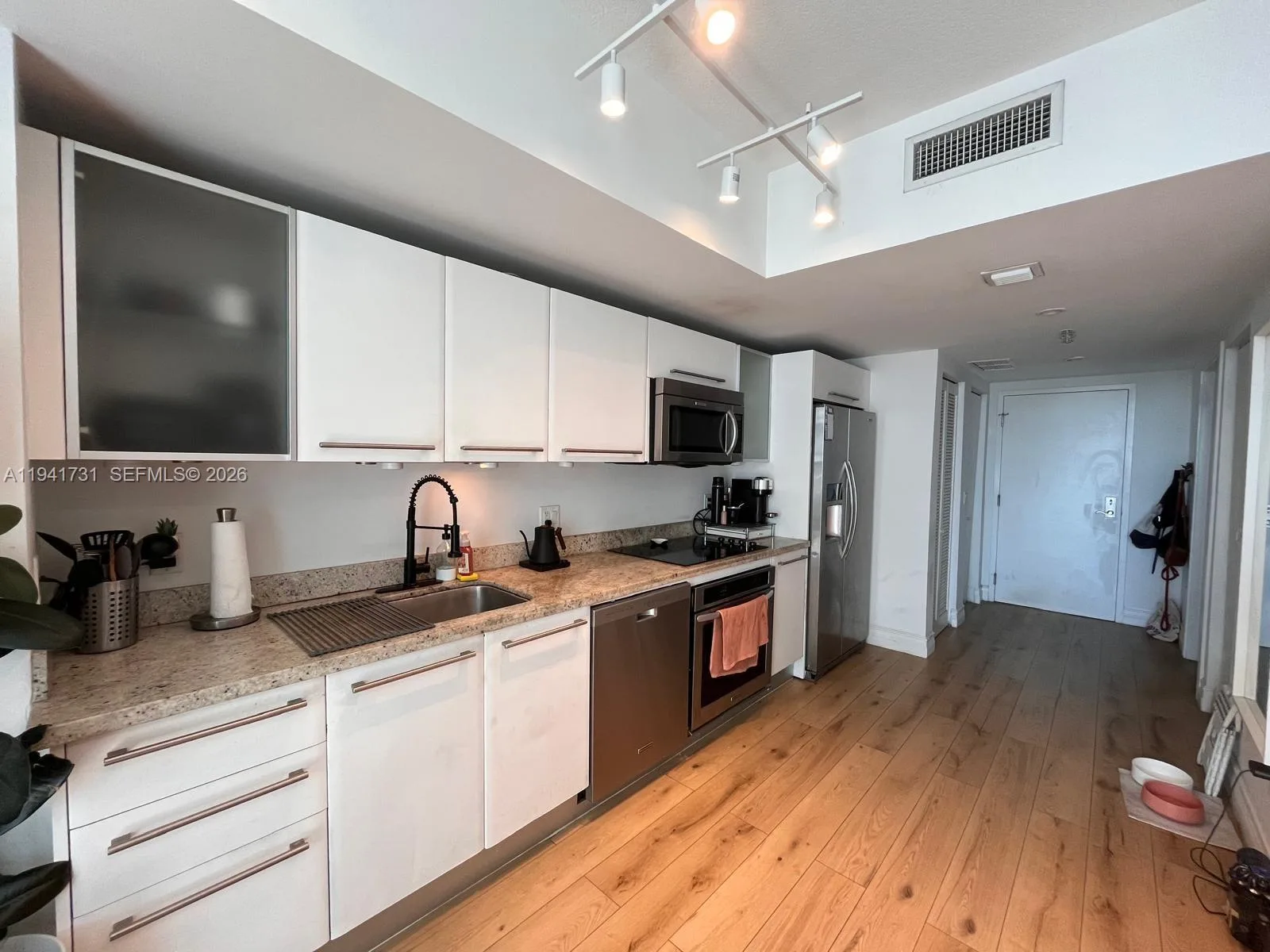 185 SW 7th St # 2006, Miami, FL 33130 photo 6