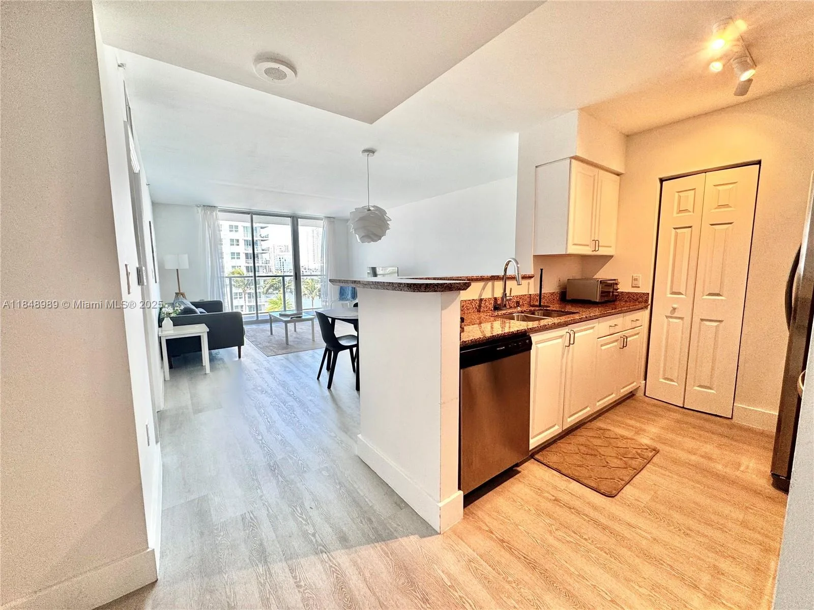 1155 Brickell Bay Dr # 906, Miami, FL 33131