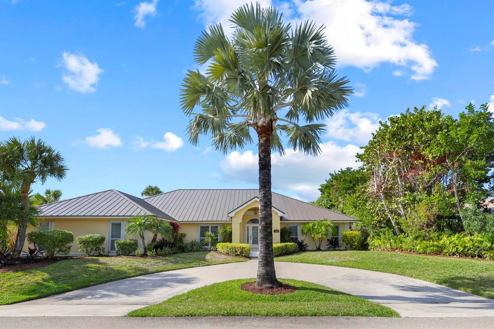 1345 Spanish Lace Lane, Vero Beach, FL 32963 photo 2