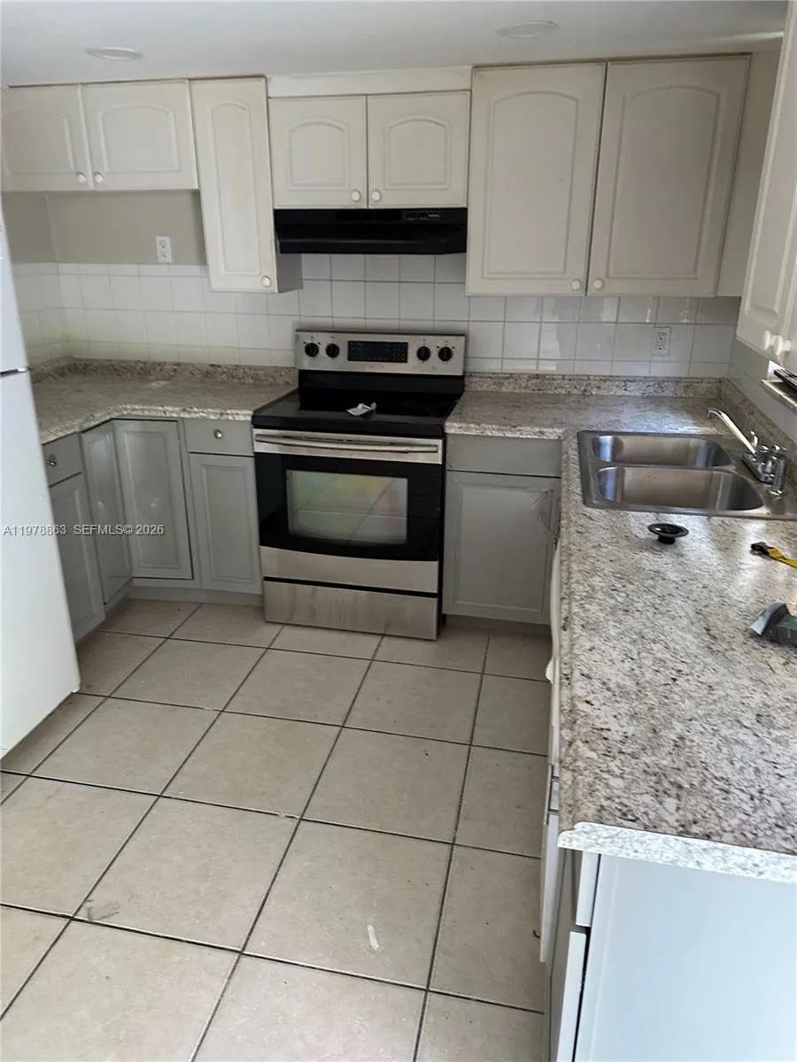 5223 NW 27th St # 9B, Lauderhill, FL 33313