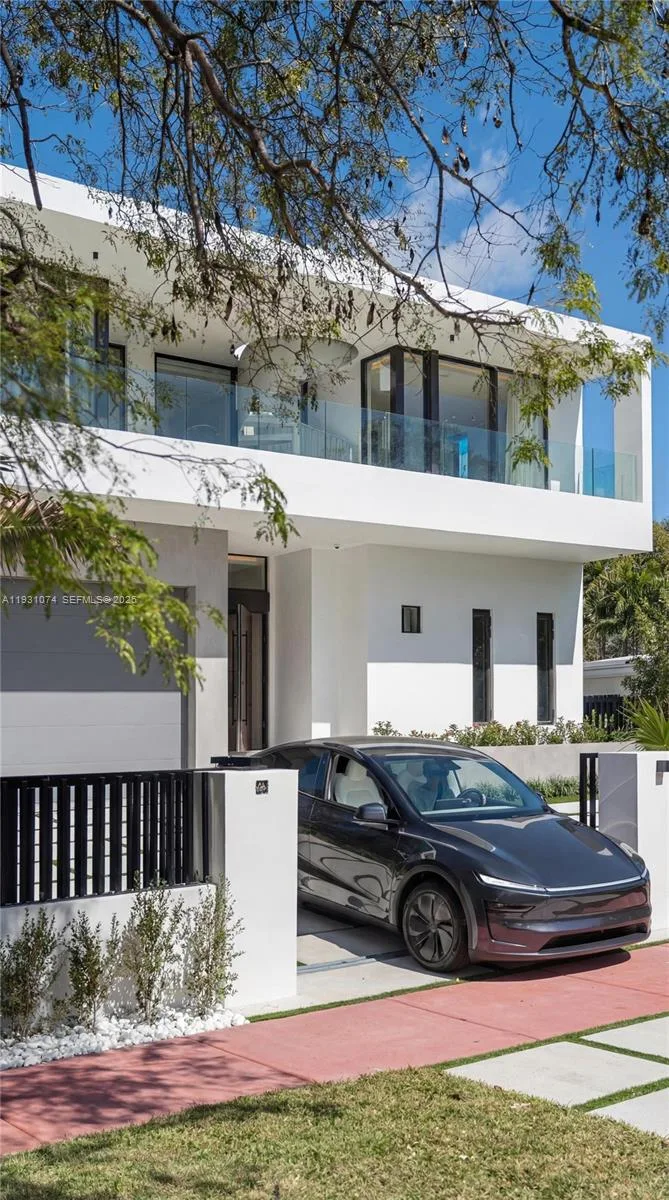 1045 W 47th Ct, Miami Beach, FL 33140 photo 3