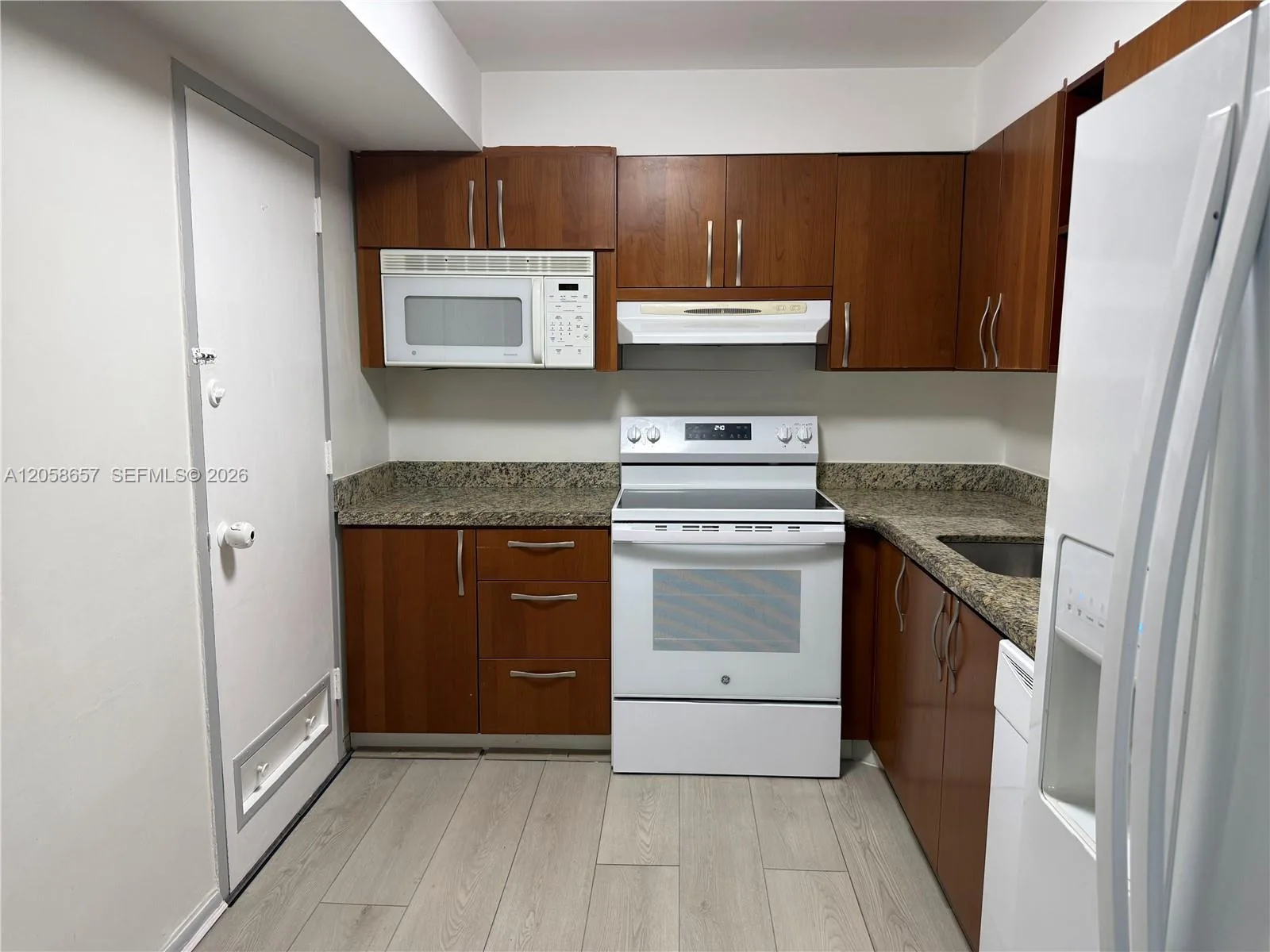 400 Kings Point Dr # 311, Sunny Isles Beach, FL 33160 photo 3