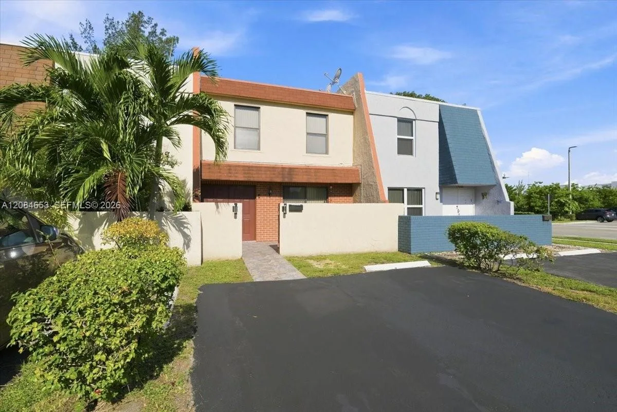 7597 NW 75th Ave, Tamarac, FL 33321