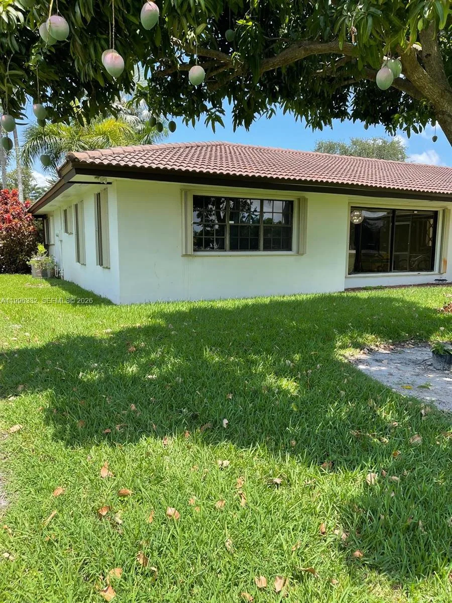 19265 E Saint Andrews Dr, Hialeah, FL 33015 photo 10